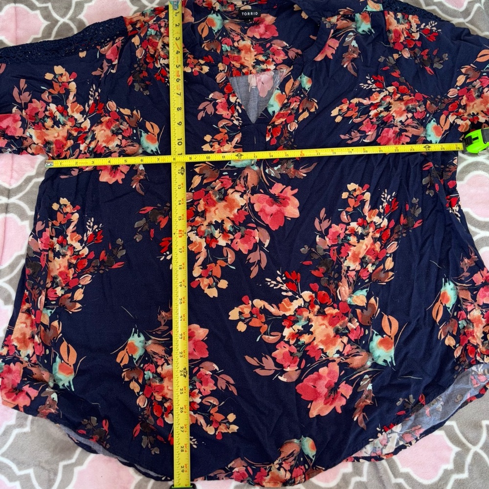 torrid Navy Fall Floral Print Blouse Size 4 plus V-Neck Orange Green Red - Picture 5 of 5